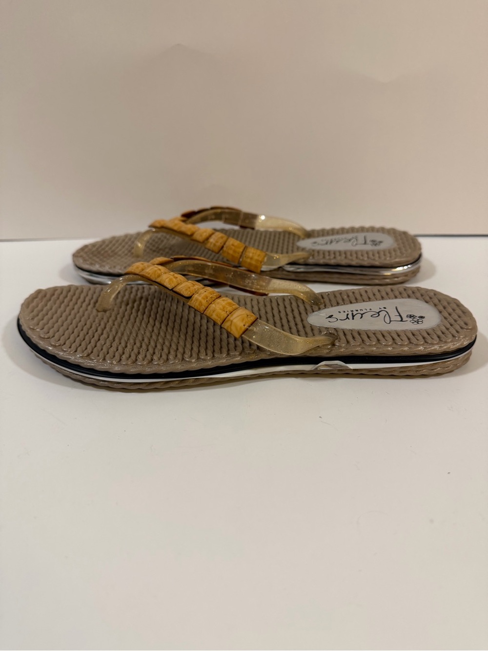 3/$20 Fleurs by Flurry Beige Flip Flops Size 7 EUC